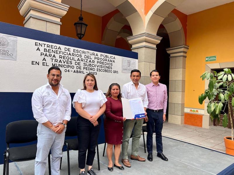 Entrega Amarildo Bárcenas 16 escrituras públicas a familias escobedenses.