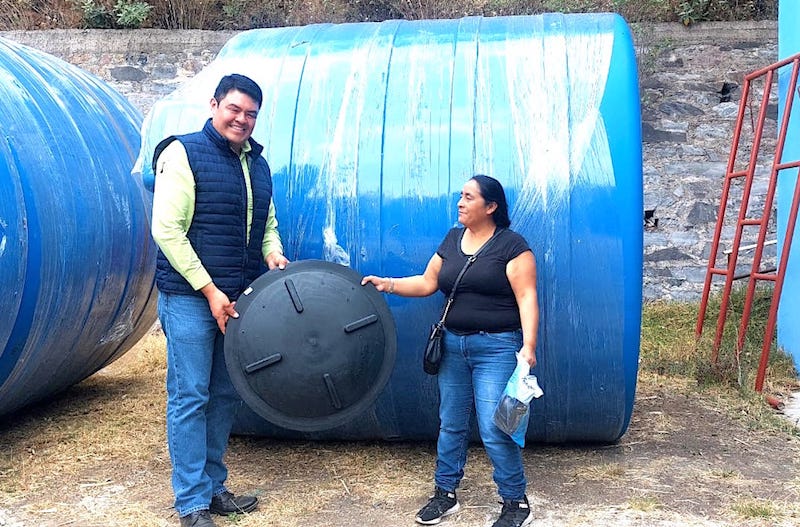 Entrega Carlos Manuel Ledesma tinacos y cisternas a prestadores turísticos de San Joaquín.