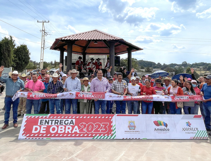 Entrega René Mejía plaza principal en San José Itho y techumbre en La Manzana, Amealco.