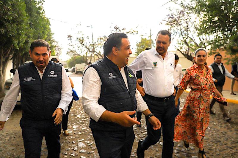 Luis Nava acompaña a Mauricio Kuri en la entrega de mejoramiento urbano en la Colonia Alamos.