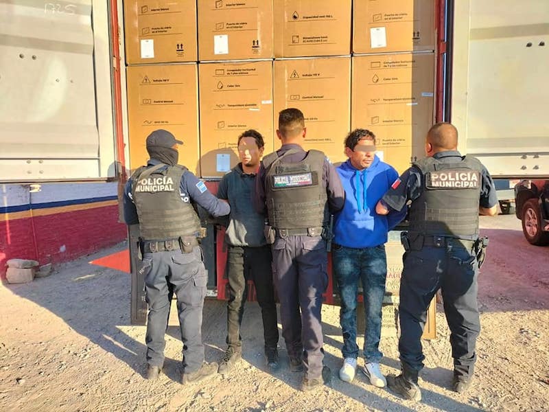 Policías recuperan contenedores con mercancía en Pedro Escobedo.