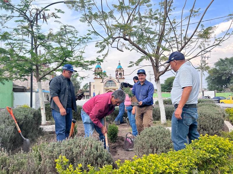 Unen esfuerzos para rehabilitar el Jardín del Sauz Bajo en Pedro Escobedo.