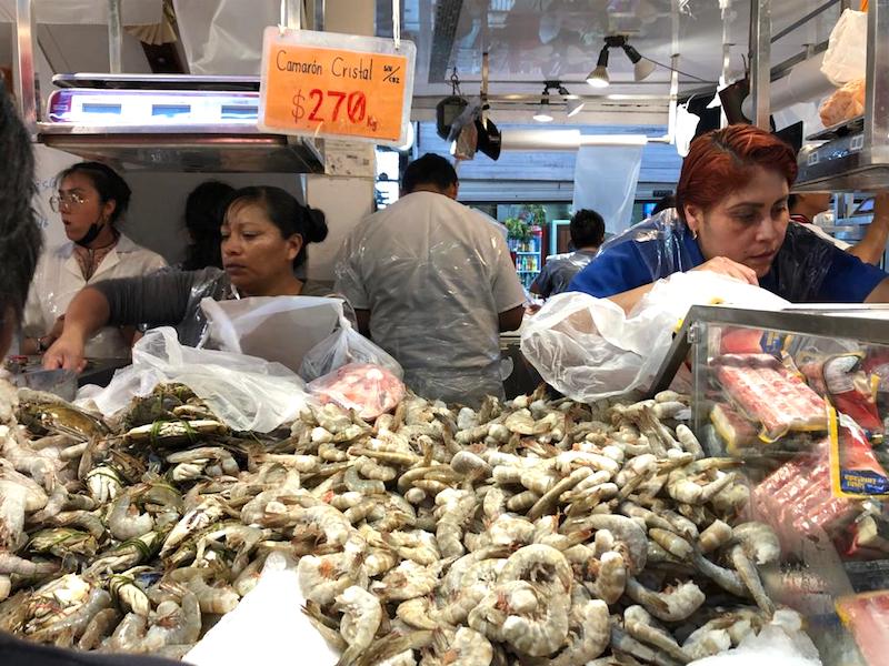 ¡Por las nubes! Queretanos compran pescados y mariscos a precios altos.