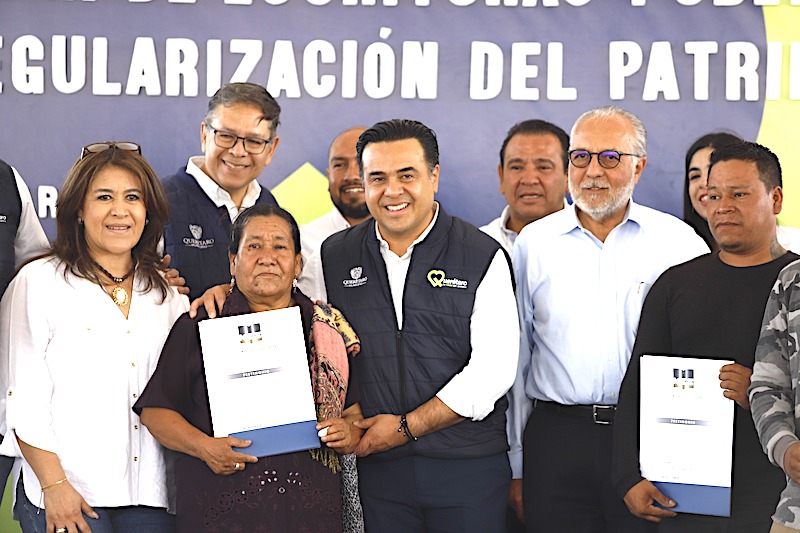 73 familias de Santa Rosa Jáuregui y Felipe Carrillo Puerto en Querétaro reciben sus escrituras públicas.