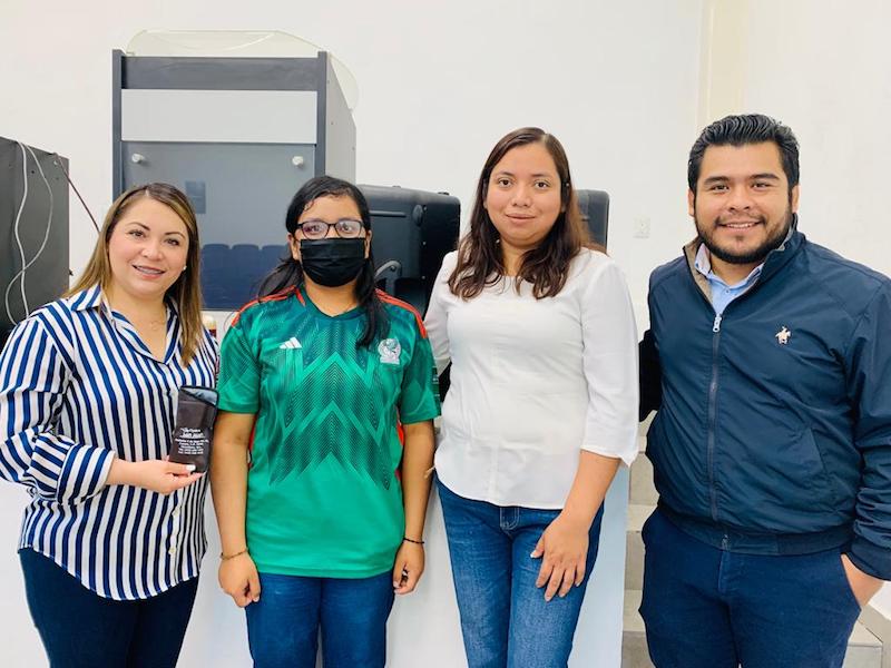 #Educación #Municipios La Presidenta del DIF Municipal, Araceli Olvera Reyes, entregó lentes a alumnos de la UAQ Plantel PedroE scobedo.