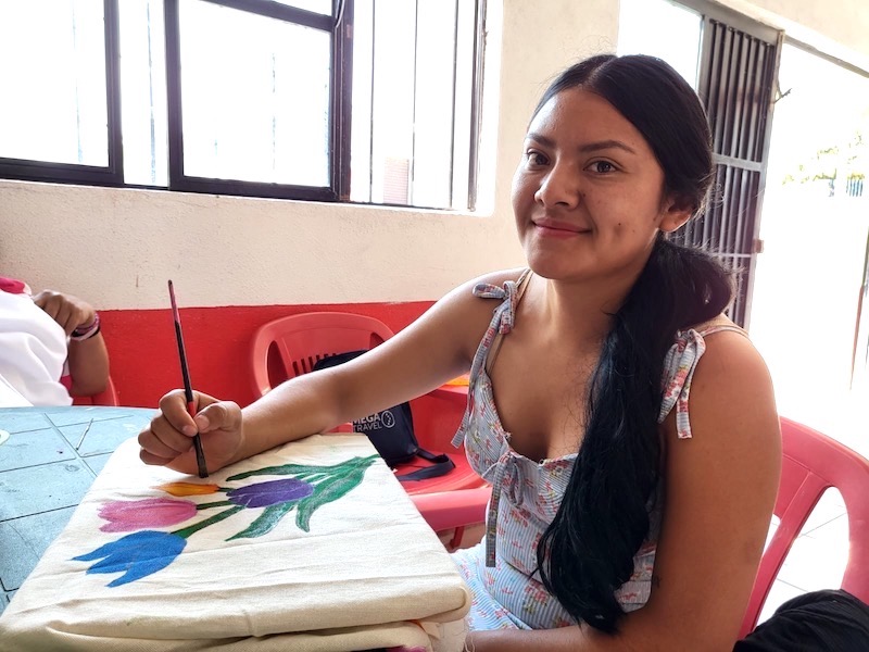 Capacitan a 40 mujeres colonenses para el autoempleo. La Titular de la Secretaría del Trabajo (ST), Liliana San Martín, realizó un recorrido por comunidades para supervisar los cursos de capacitación.