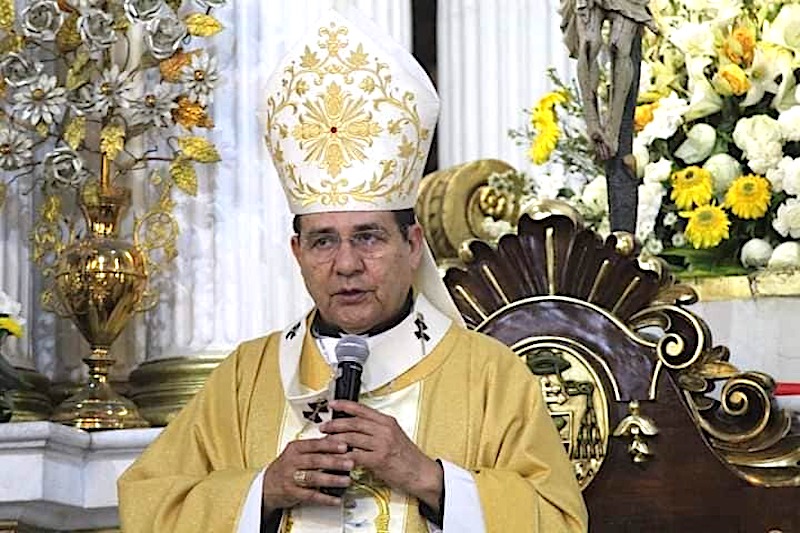 Con cuchillo en mano intentan asesinar al ex obispo de Querétaro, Faustino Armendariz.