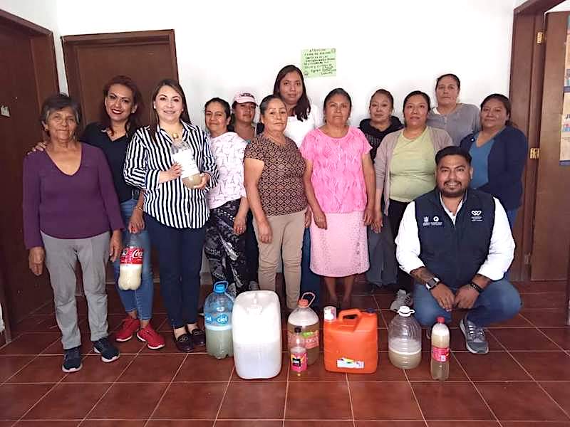 DIF Pedro Escobedo capacita a mujeres para elaborar productos de limpieza.