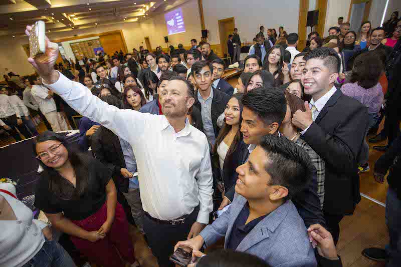 El Gobernador Mauricio Kuri sostiene encuentro con jóvenes.