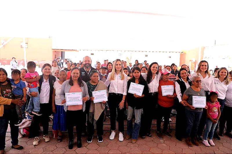 Entrega Car Herrera y Ana Cecilia Rodríguez insumos y equipamiento al fomento artesanal en Colón.