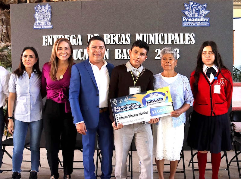 Entrega Juan Carlos Linares entrega más de 400 becas a estudiantes de educación básica.
