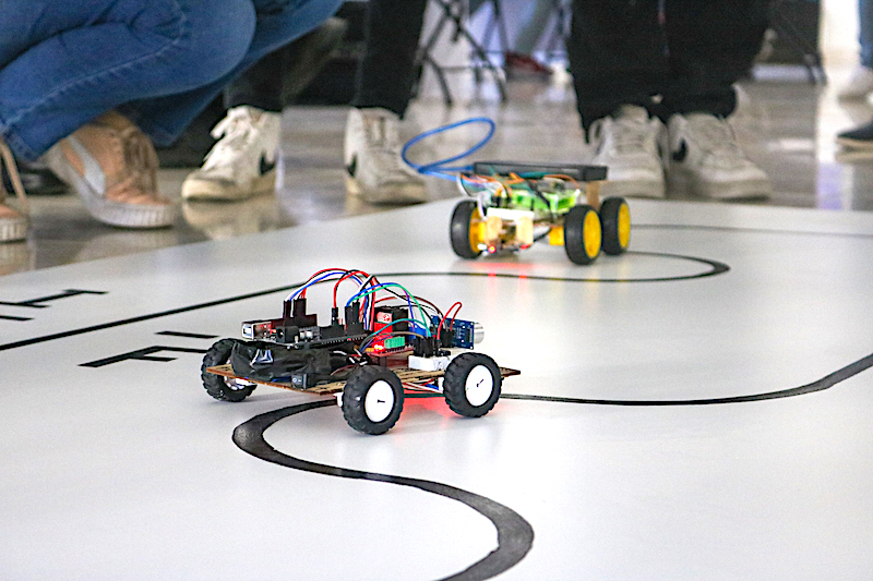 Estudiantes de la UPQ construyen vehículos eléctricos autónomos a escala.