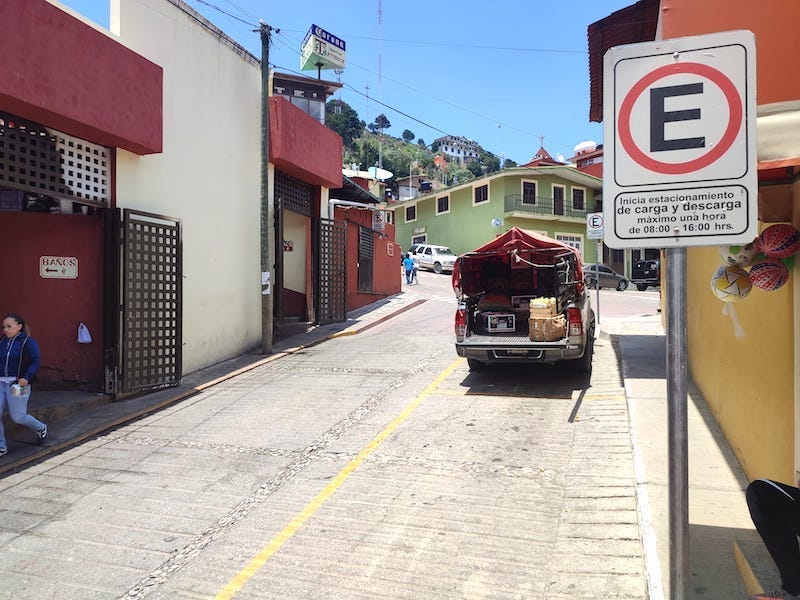 Instalan nuevo señalamiento vial en San Joaquín