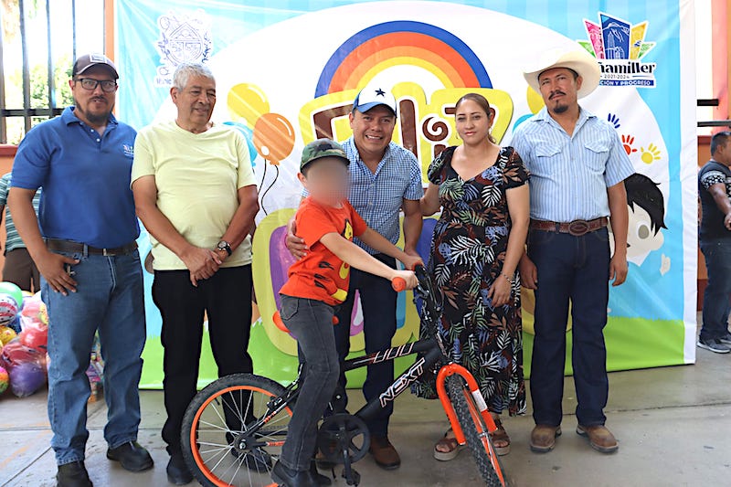 Juan Carlos Linares encabeza festejo a niñas y niños de Peñamiller.