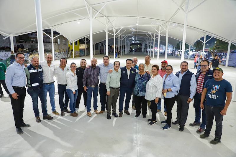 Luis Nava verifica obras de rehabilitación y colocación de lonaria en parque de Sombrerete.