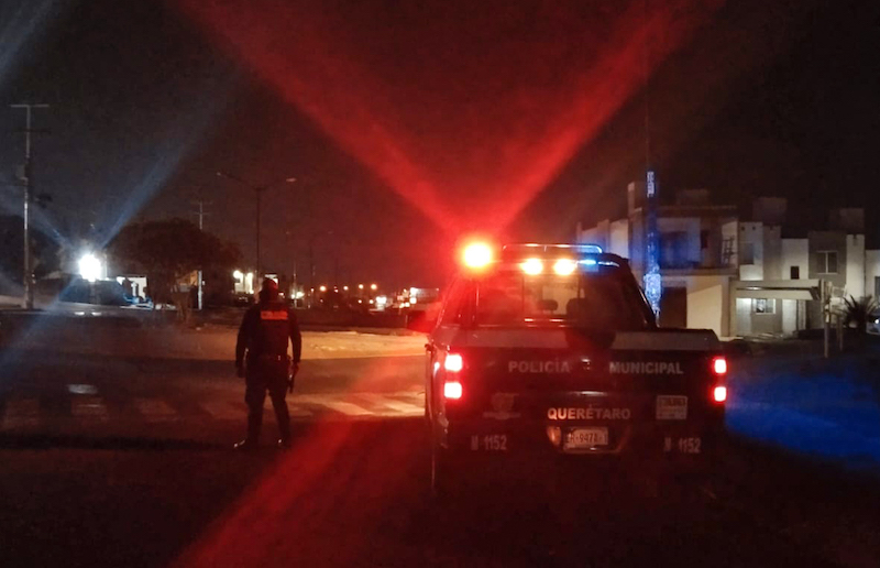 Mueren dos personas en choque entre taxi y auto en Anillo vial Fray Junípero Serra.