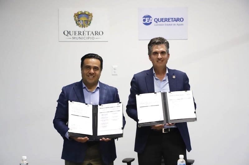 El Municipio de Querétaro finiquita adeudos de 257 millones de pesos con la Comisión Estatal de Aguas (CEA). El Alcalde capitalino Luis Nava y el Titular de la CEA, Luis Alberto Vega, firman convenio.