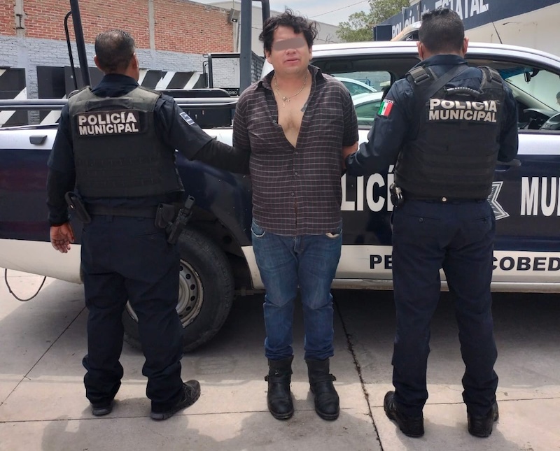 Policías de Pedro Escobedo detienen a un sujeto alias el "Batman" por delitos contra la salud.