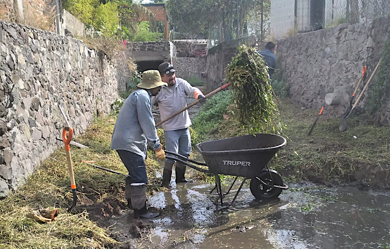 Querétaro, Corregidora y El Marqués junto con la CEA limpian drenes para prevenir inundaciones.