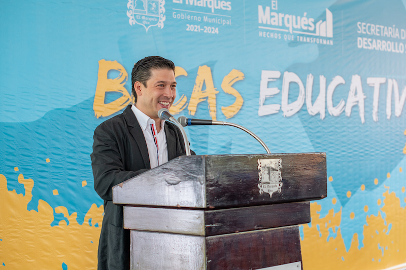 Rodrigo Monsalvo entrega becas Municipales en El Marqués; se benefician 9 mil estudiantes