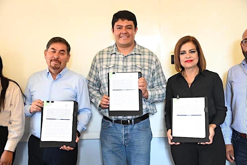 San Joaquín firma convenio con la CEI y SDUOP para rehabilitar caminos.