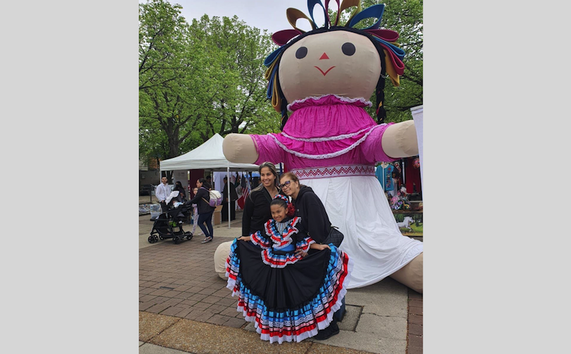 Termina Lelé su gira por los Estados Unidos; visita "La Villita" en Chigago, Illiniois.