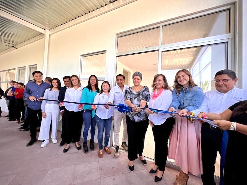 Amarildo Bárcenas inaugura cafetería y módulo de baños en UAQ Pedro Escobedo.