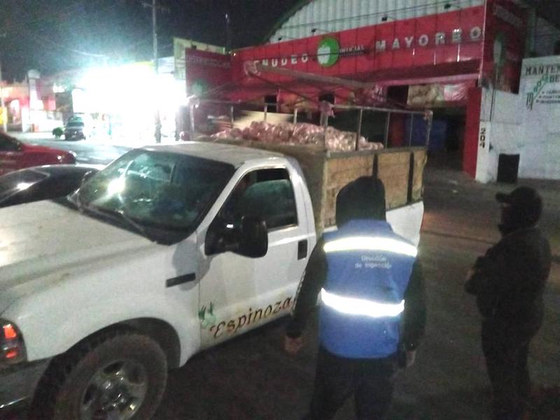 Aseguran 2 toneladas de productos a comerciantes de Michoacán en Central de Abastos de Querétaro.