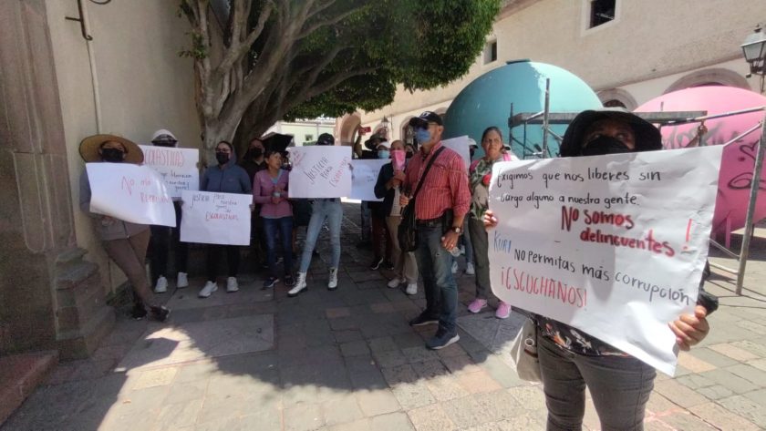 Asesor de Senador de Morena encabeza marcha para liberar a detenidos en Escolásticas.
