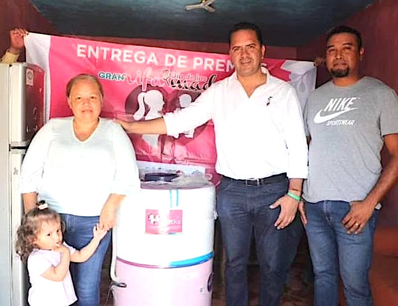 Concluye Manuel Montes entrega de premios por Día de las Madres en Colón.