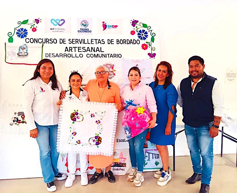 DIF Pedro Escobedo organiza concurso de servilletas de bordado artesanal en Escolásticas.