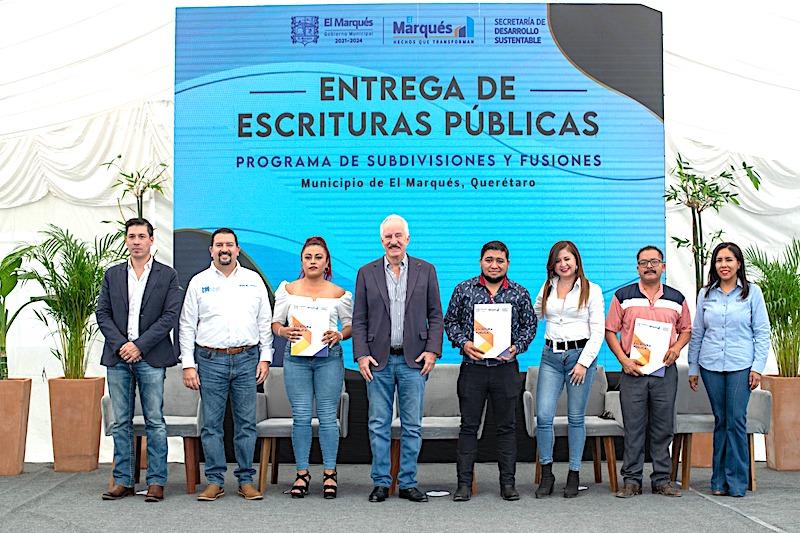 El Alcalde de El Marqués, Enrique Vega Carriles, entrega 200 escrituras públicas a familias de La Griega, San José Navajas, San Isidro Miranda y El Rosario.
