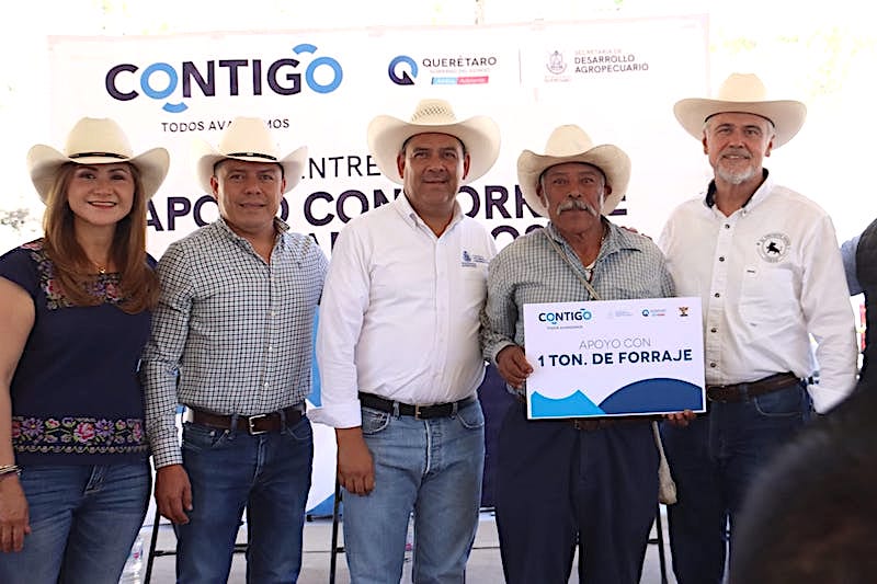Juan Carlos Linares encabeza entrega de 100 toneladas de forraje a productores.