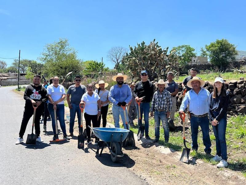 #Municipios Limpian cunetas en el Ejido de #SanCirilo, #PedroEscobedo. El objetivo de la acción es desazolvar para el libre paso de las aguas pluviales..