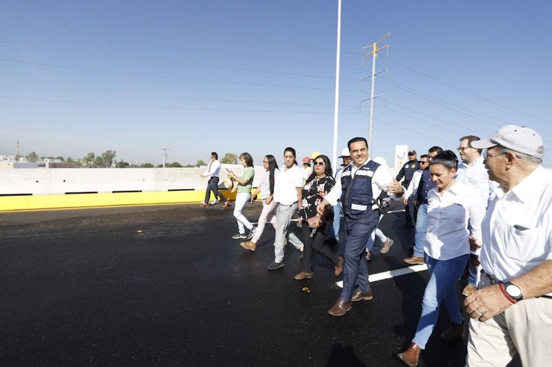 Luis Nava abre flujo vehicular en paso Superior de Bernardo Quintana y San Pedro Mártir.