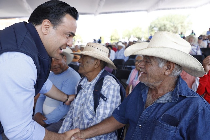 Luis Nava entrega semillas de maíz y frijol a 845 productores del campo.