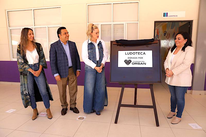 Luis Nava y Arahí Domínguez inauguran ludoteca en la Universidad de las Mujeres.
