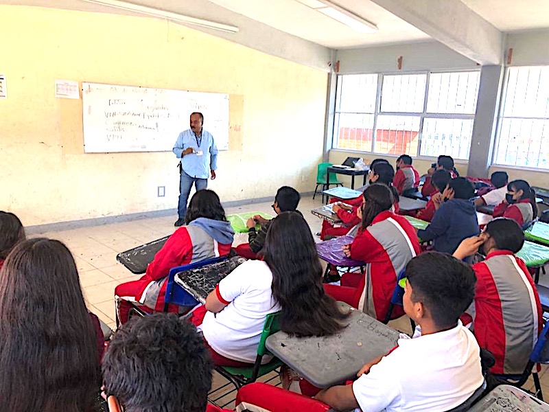 Capacitan a adolescentes en La Negreta sobre salud mental y sexual.