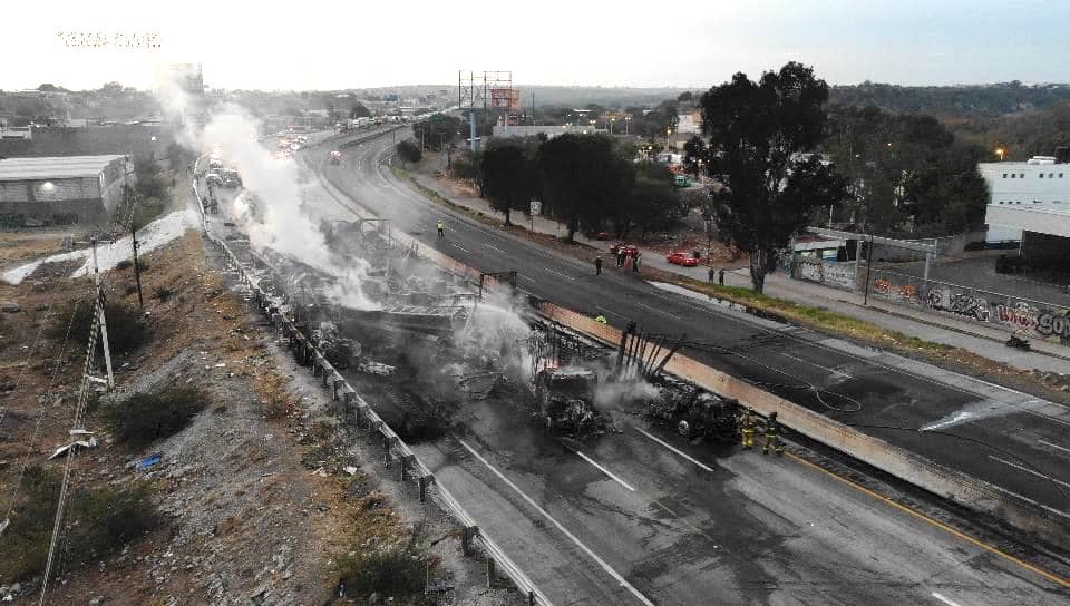 Choque múltiple de 8 trailers provoca cierre de la Autopista 57 México-Querétaro en SJR.