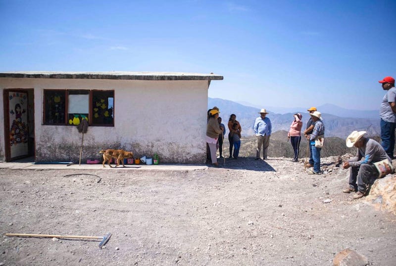 De acuerdo con el Senador Morenista, Gilberto Herrera, la deuda por 3 mil 300 millones de pesos, no beneficiará a los habitantes de la zona serrana del Estado, sin embargo se les cobrará a través de los impuestos..