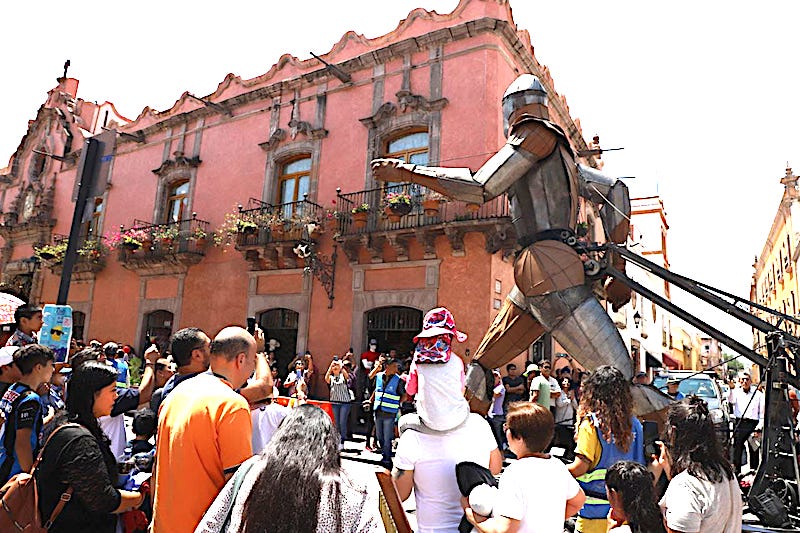 El gigante "Aquiles" recorre calles del centro histórico y sorprende a queretanos.