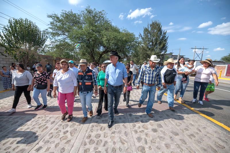 Enrique Vega Carriles entrega obras de urbanización en Palo Alto y El Rosario por 38 mdp.