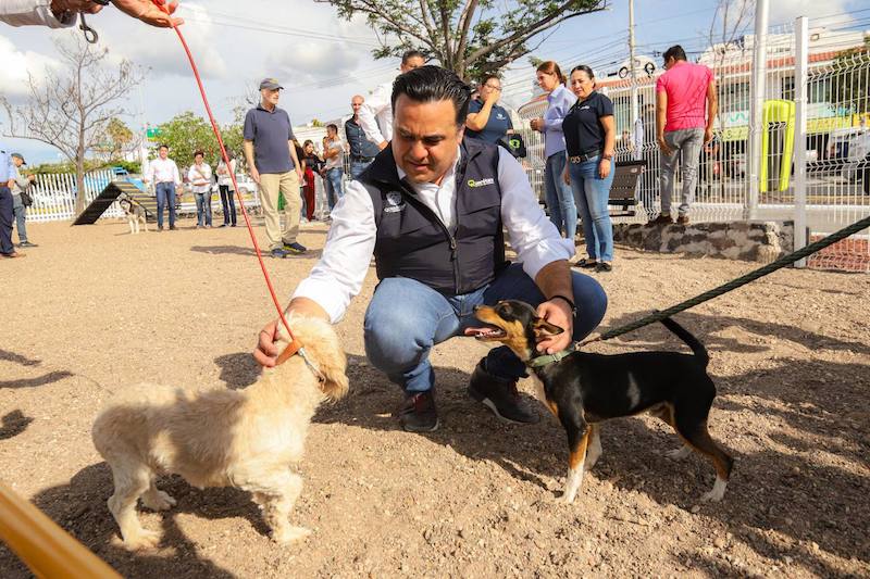 Luis Nava entrega parque canino en la Capital queretana.