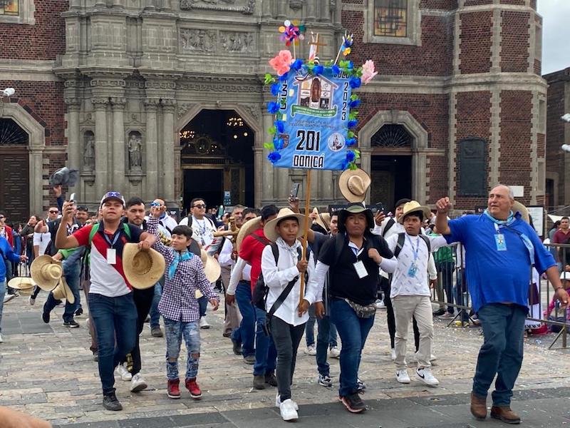 Miles de peregrinos queretanos arriban a la Basílica de Guadalupe.