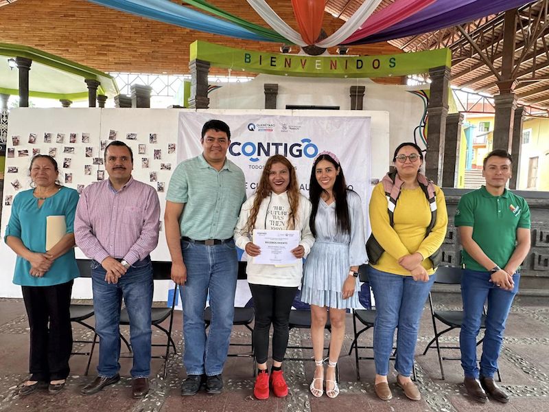 Mujeres de San Joaquín reciben constancias por capacitación en Carpintería y Bisutería.