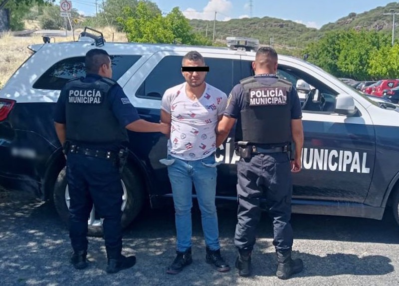 Policías de Querétaro arrestan a "El Pecas"; tenía orden de aprehensión por homicidio doloso.