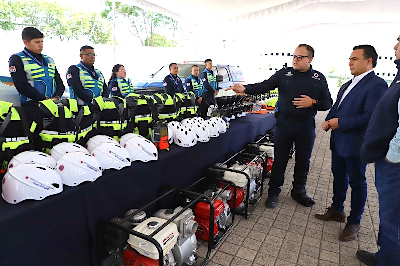 Por et temporada de lluvias, Luis Nava entrega equipamiento a PC Municipal.