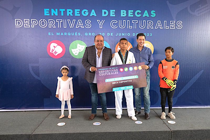 Rodrigo Monsalvo entrega 555 becas deportivas, culturales y artísticas.