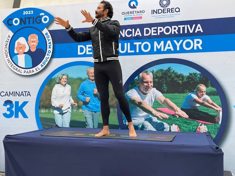 400 adultos mayores participaron en una clase masiva de yoga que fue organizada por el INDEREQ.