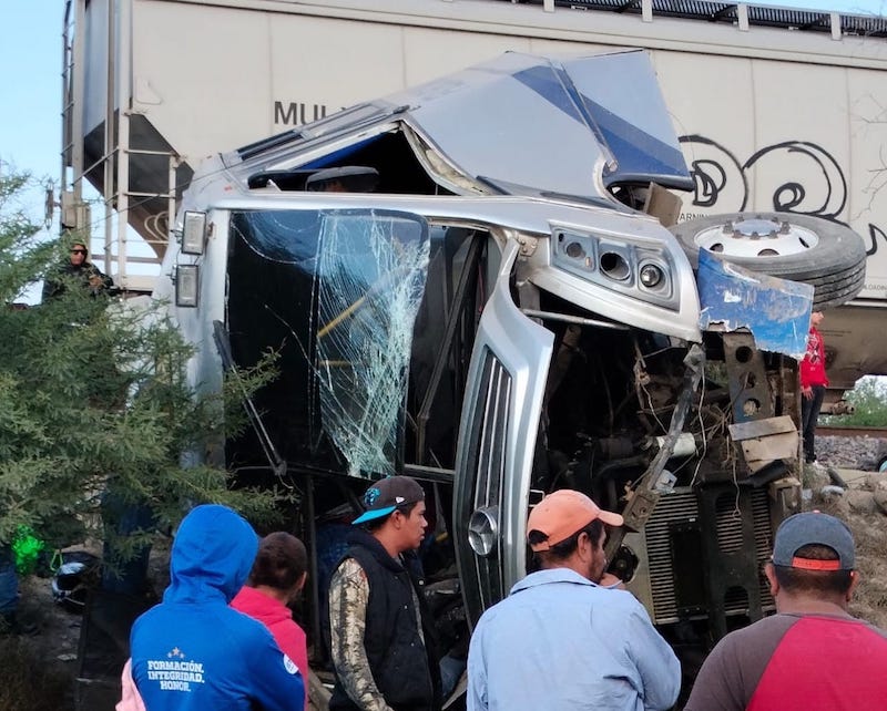 6 muertos por choque entre autobús Flecha Azul y el tren en Atongo, El Marqués.